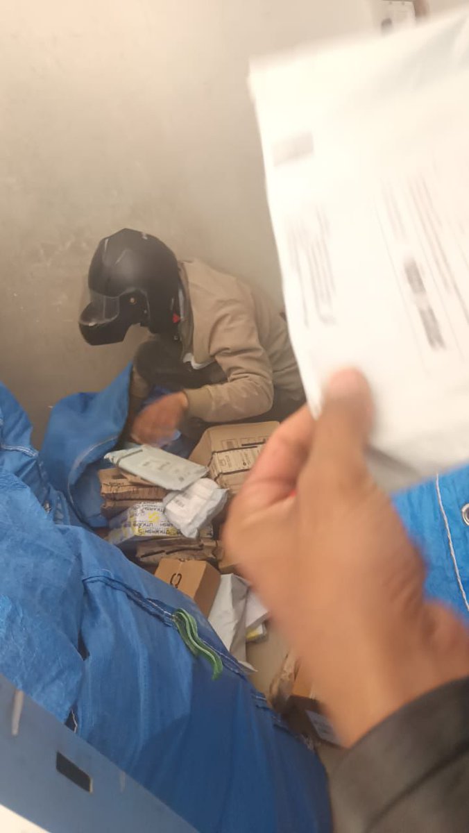 Hakeemiyat's tweet photo. @VijaySales @BlueDart_ @BlueDartCares Dear @BlueDartTweets @BlueDartCares @VijaySales @jagograhakjago 
Extremely disappointed with your service. I'd to travel 140km (round trip) to Kuchaman City to pick up my order myself because your delivery partner failed.
So requesting compensation for this extreme inconvenience. https://t.co/a29mZ3vZC8