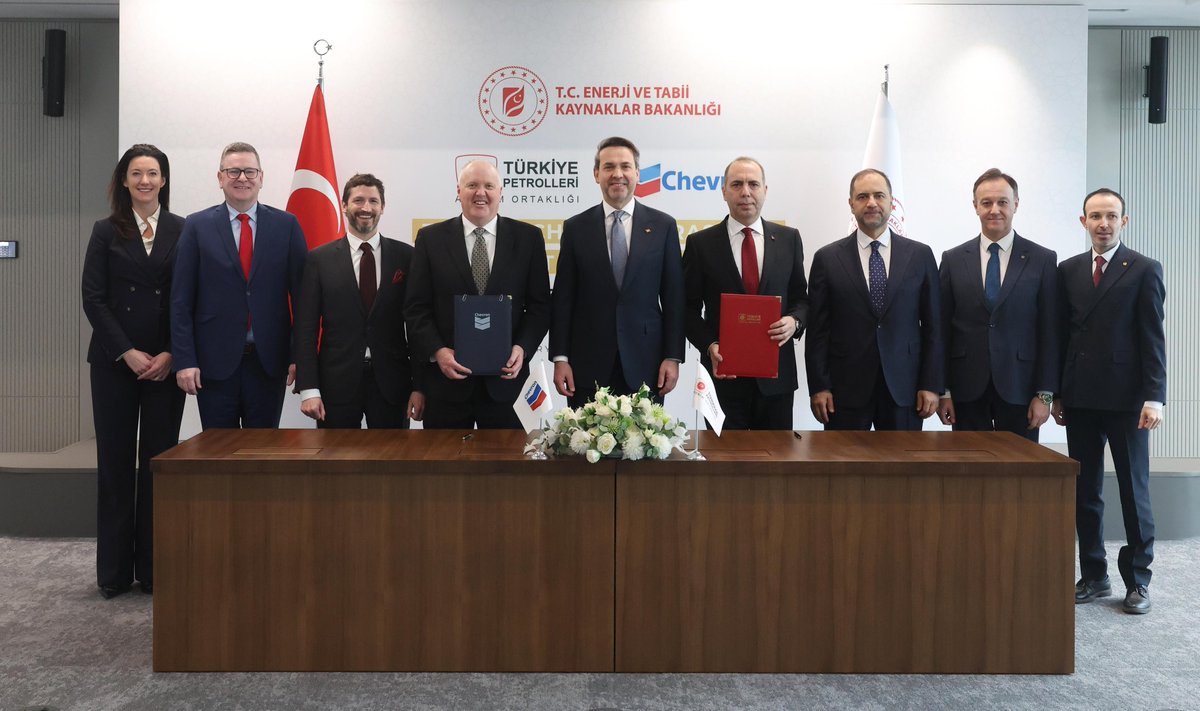 İstanbul’da, millî petrol şirketimiz TPAO ile Chevron arasında, petrol ve doğal gaz arama ve üretim faaliyetleri ile enerji alanlarında olası iş birliklerini değerlendirmek üzere bir Mutabakat Zaptı imzalandı.

Mutabakat zaptı ile hem Türkiye’de hem de uluslararası ölçekte ortak