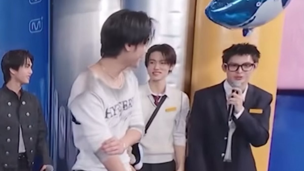 babipuppykiddo's tweet image. “ ออกมาเตรียมตัวได้เลยครับ ” 

พึ่งมาตั้งจุยฟังดีๆ พี่เจมส์พูดไทยกับภีมด้วยหนิ ละภีมยิ้มใหญ่เลย 555555555555555555 โคดน่ารัก 💘-💘 

BUS THAILAND HOT ICON

#MCOUNTDOWNxBUS
#엠카운트다운 #PEEMWASU 
#BUSbecauseofyouishine 
#CORTIS #제임스 #JAMES