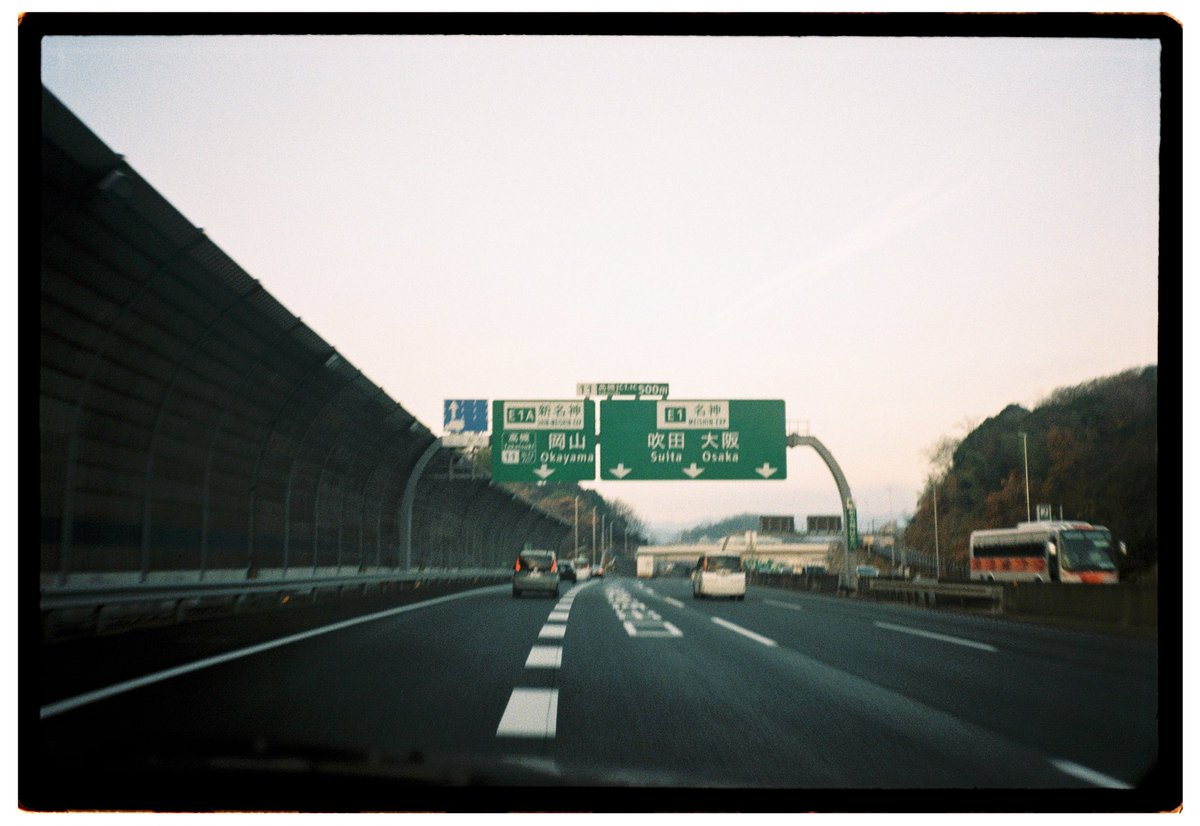 ryuto_motoyama's tweet photo. 海外便も遅延があったみたいで年末年始のフィルムがやっと返ってきました。1ヶ月ぶりでもタイムカプセル感を感じてます。午年だからと初めて行った競馬も予想より楽しかったことを思い出しました🐴
#日日是好人 https://t.co/cpzMdIFAF3