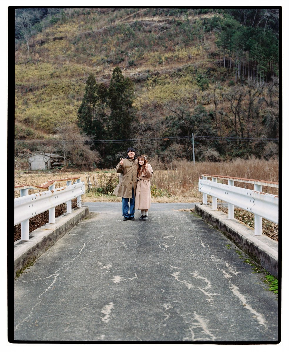 ryuto_motoyama's tweet photo. 海外便も遅延があったみたいで年末年始のフィルムがやっと返ってきました。1ヶ月ぶりでもタイムカプセル感を感じてます。午年だからと初めて行った競馬も予想より楽しかったことを思い出しました🐴
#日日是好人 https://t.co/cpzMdIFAF3