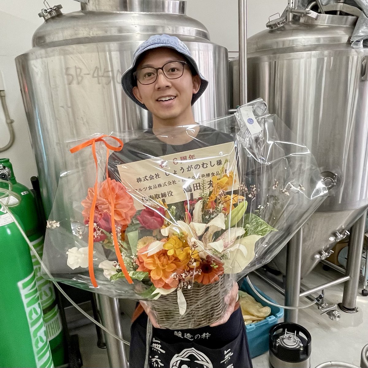 ginger_bug_inc's tweet photo. 深谷の漬け物屋さん(マルツ食品@marutsu_hakkou)の若旦那がなんと、先日の弊社の創業6周年なのに何もしなかった…というくだらない投稿をご覧になり、あまりにも哀れに思ったんでしょうね、お花を贈ってくださいました！！
ありがとうございます！！
お陰様で元気が出ました！！
粋な計らいに感謝！ https://t.co/az1uo2vDBg
