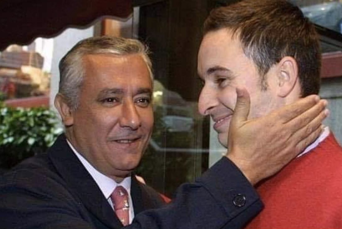 Me flipa que todavía haya gente que crea que Abascal es nuevo en la política, cuando no se le ha conocido otro oficio en su vida.