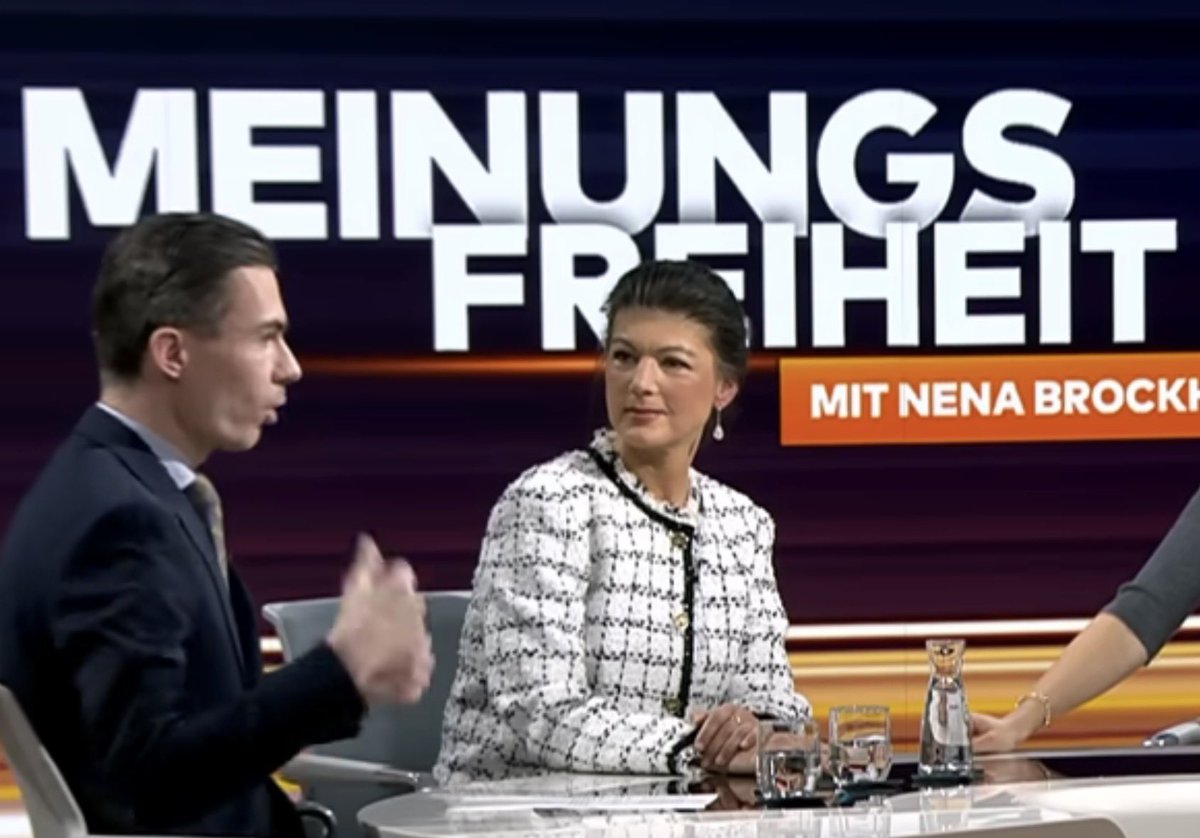 JulianRoepcke's tweet photo. Die beiden Videos der ach so zensierten Frau Wagenknecht sind übrigens vom selben Tag.🤡 https://t.co/LH3luwdQs6