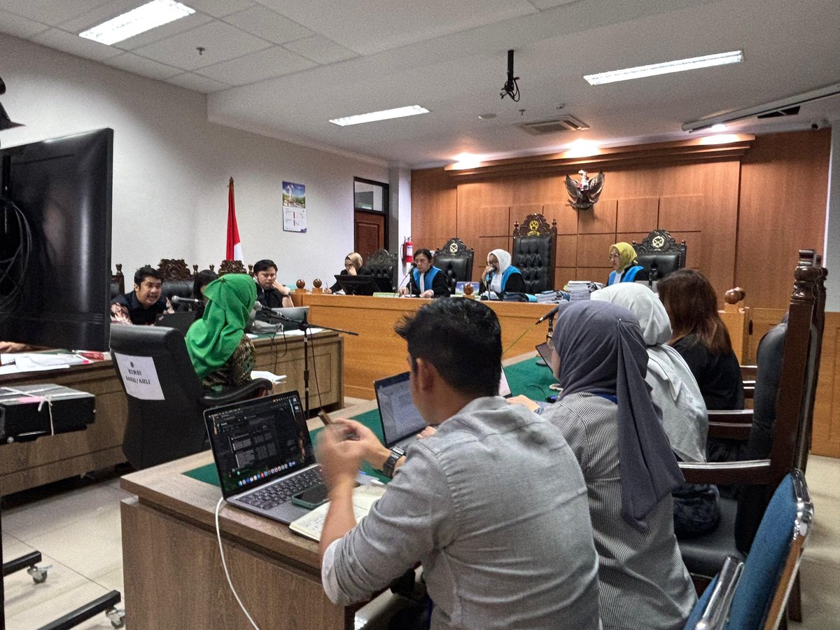 “Membunuh, membunuh, membunuh. Itu mereka punya keluarga, gimana  jadi ibunya yang mengandung seperti saya, ayahnya yang membesarkan anak itu (Ita Martadinata). Bukan anak saya aja, anak semua yang ada di Indonesia, saya mewakili ibu-ibu yang anaknya terbunuh”

Wiwin Haryono, ibu