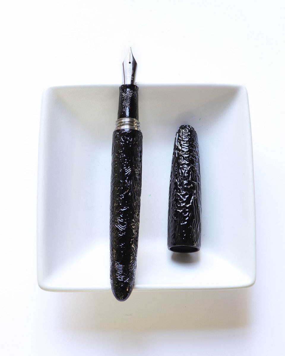 【新商品】
八雲塗を手掛けるうるし職人長屋桃子の新作”ちぢみ塗”が施された万年筆。
特別に調合した漆を使い、あえて”ちぢませる”ことで生まれる独特な手触りをぜひ体感ください。
今回入荷分は将軍ニブのみ対応しております。

jp.wancherpen.com/products/yakum…

#新作 #ちぢみ塗 #伝統工芸