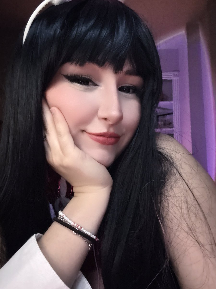 Had so much fun playing overwatch tonight! Did not put on my stripes till during stream so I’m missing them in a few pics 😂

#cosplay #Overwatch #streamer