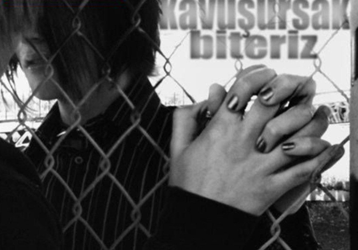 Aşktan Yatan Adam 

Bahtiyar sanıyorsun gülerken gördüğünü,
Gönül mahkumlarıyla aşktan yatan adamım!
Geceleri annemin el, pençe ördüğünü,
Çarşıda, pazarlarda seyyar satan adamım!

Ben çekilmez bir şair, ben beni de övmeyen.
Sanıyorum bu yüzden çoktur beni sevmeyen,
Mevla’dan