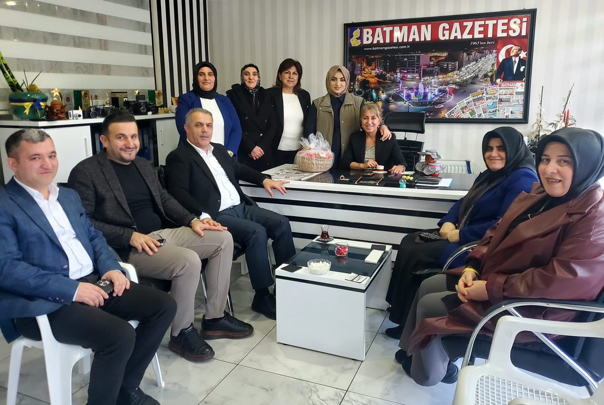 akkadin_batman's tweet photo. 📌Batman Gazetesi

Gerçeğin izinde, halkın sesini güvenle taşıyan Batman Gazetesi emektarları ve yöneticilerinden kıymetli Melek Barış hanımefendiyi kuruluşunun 64. yılı vesilesi ile İl Başkanmız Sn. @SansiHuseyin ve Kadın Kolları Başkanımız Sn. @svlaksy72 , ziyarette bulundular. https://t.co/qCWA4Bw9Nv