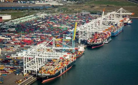 protect_radio's tweet image. Le Havre : quels enjeux radiologiques ?
La zone portuaire et navale du #LeHavre se situe à l’interface de flux industriels, logistiques et maritimes majeurs, avec des infrastructures parfois implantées sur des anciens sites industriels ou remblayés.
#Radioactivité #SûretéDesSites