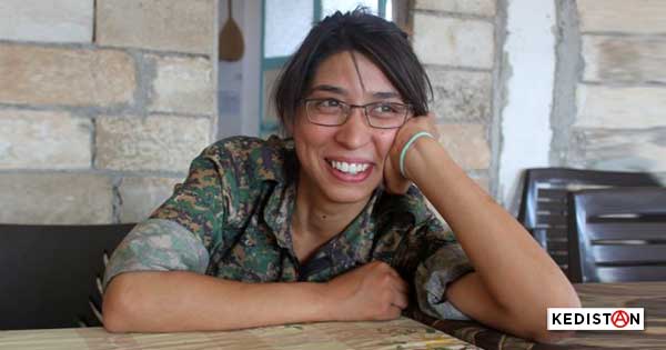 Bir devrimci güzellik. Doktor  Özge Aydın (Ceren Güneş) Rojava cephelerinde hep en önde savaştı

"Öyle güzelsin ki kuş koysunlar yoluna"