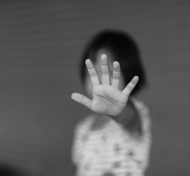 Antalya'da 1. sınıf öğrencisine istismar iddiasıyla yargılanan emekli polis A.D., delil yetersizliğinden BERAAT etti. 

Emekli polise "Cezanı çekeceksin" diyen anneye ise 3.800 TL para cezası kesildi:

"Çocuğum istismara uğradı ama suçlu ben oldum. Bizden delil isteniyor. Benim