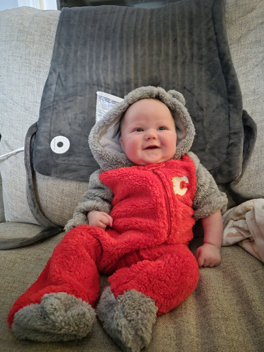 LloyKevin's tweet photo. Go F yourself Edmonton. My daughter Parker is loving a big Flames win tonight!!!  @NHLFlames @PinderReport https://t.co/p7Os594yrI