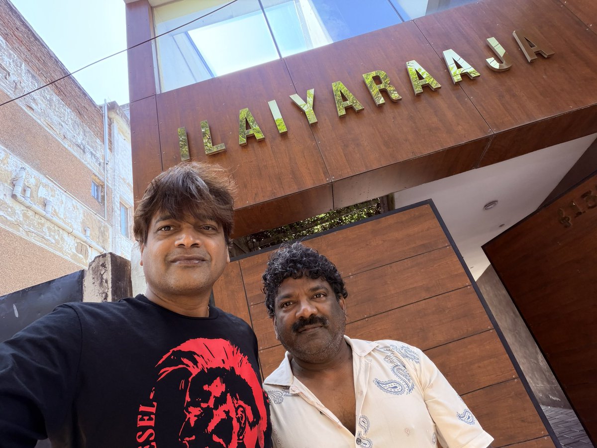 harish2you's tweet photo. దేవుని దర్శనం చేసుకొని  

దేవి @ThisIsDSP  .. వైపు పయనం

@UBSTheFilm 
@MythriOfficial https://t.co/hzcbulsuC0
