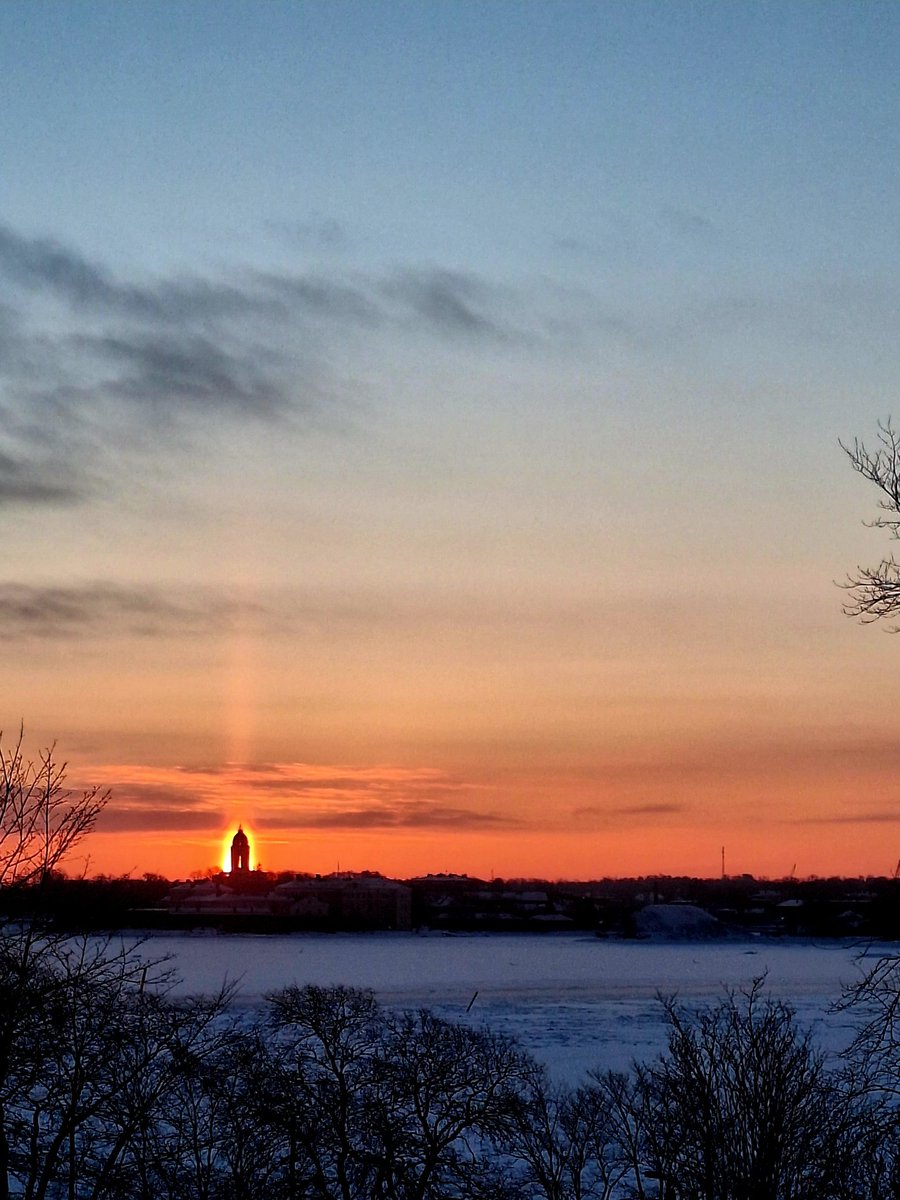 Amazing solar pillar this morning over Helsinki. #ThePhotoHour #Stormhour