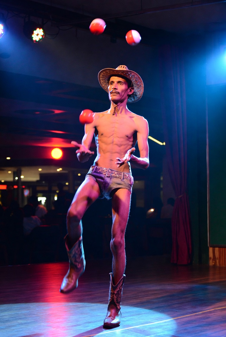 SquareCoinTalk1's tweet photo. One of the more tragic figures in Zoe Sidam https://t.co/TRns2MVcXU ends up juggling in a night club   #WritingCommunity #AmWriting #WritersLife #Zoe #WriteEveryDay  #ReadWithMe https://t.co/ag5RIV9RWr