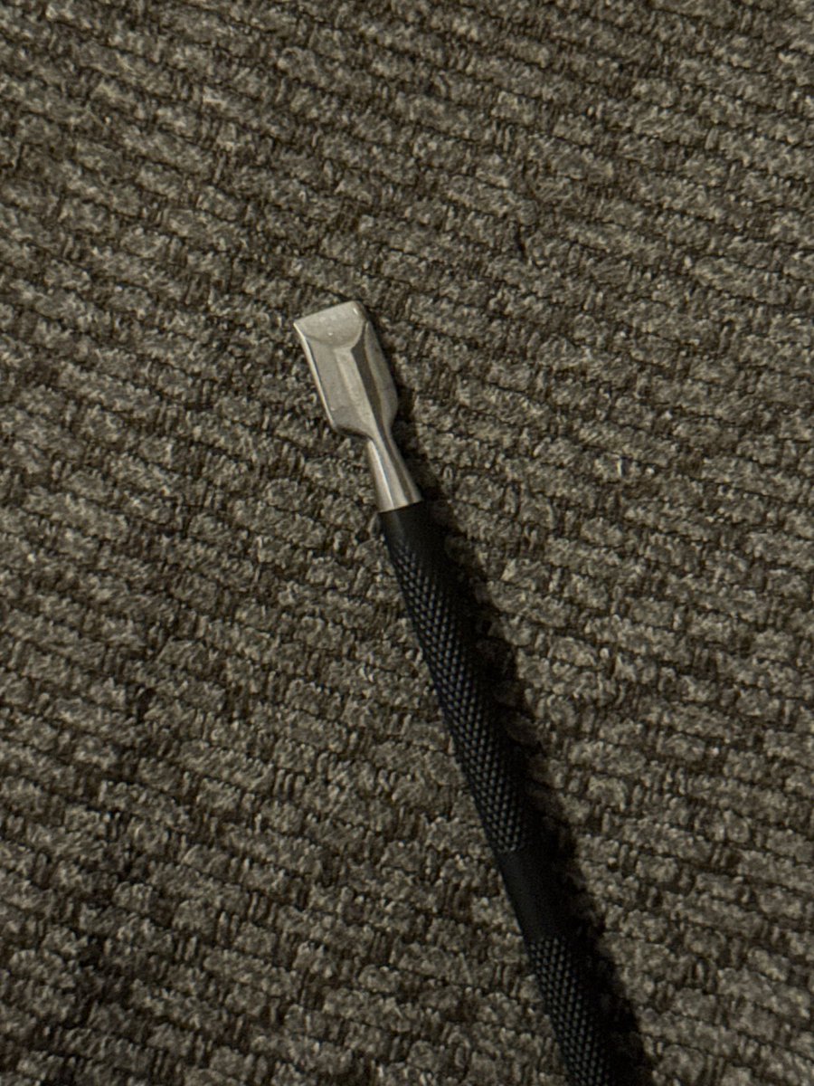 alpohlovebot's tweet photo. i have learned the hard way tonight that you can stab yourself very deeply with this end of a metal cuticle pusher!!!!!!!! #gluedmyfingershut #bleedingeverywhere https://t.co/XfeY2sg5i9