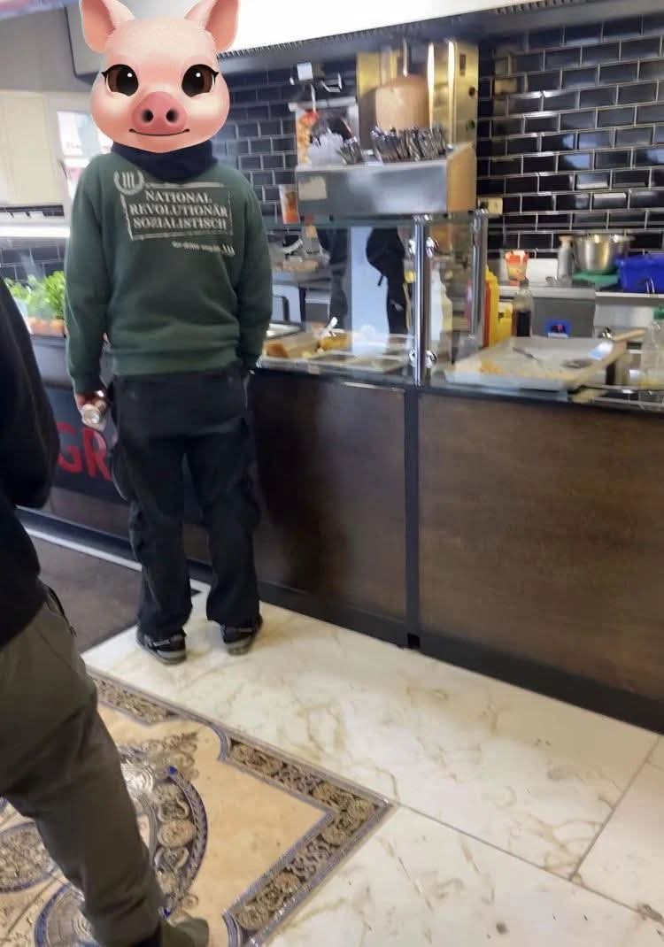 ...also wenn er auf Spucke im Döner steht.🤷🏽‍♂️