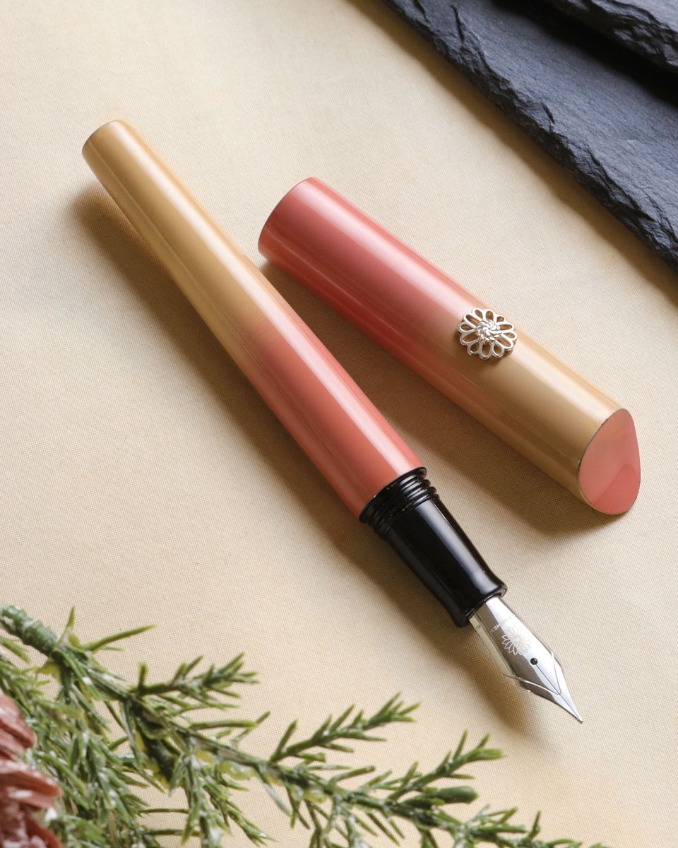 能登の空を舞うトキをイメージした色合いに、輪島市の「市花」である雪割草をデザインしたロールストッパーをあしらいました。
輪島復興モデル　能登万年筆、残りわずかです。
⁠
jp.wancherpen.com/collections/no…

#ぼかし塗 #輪島塗