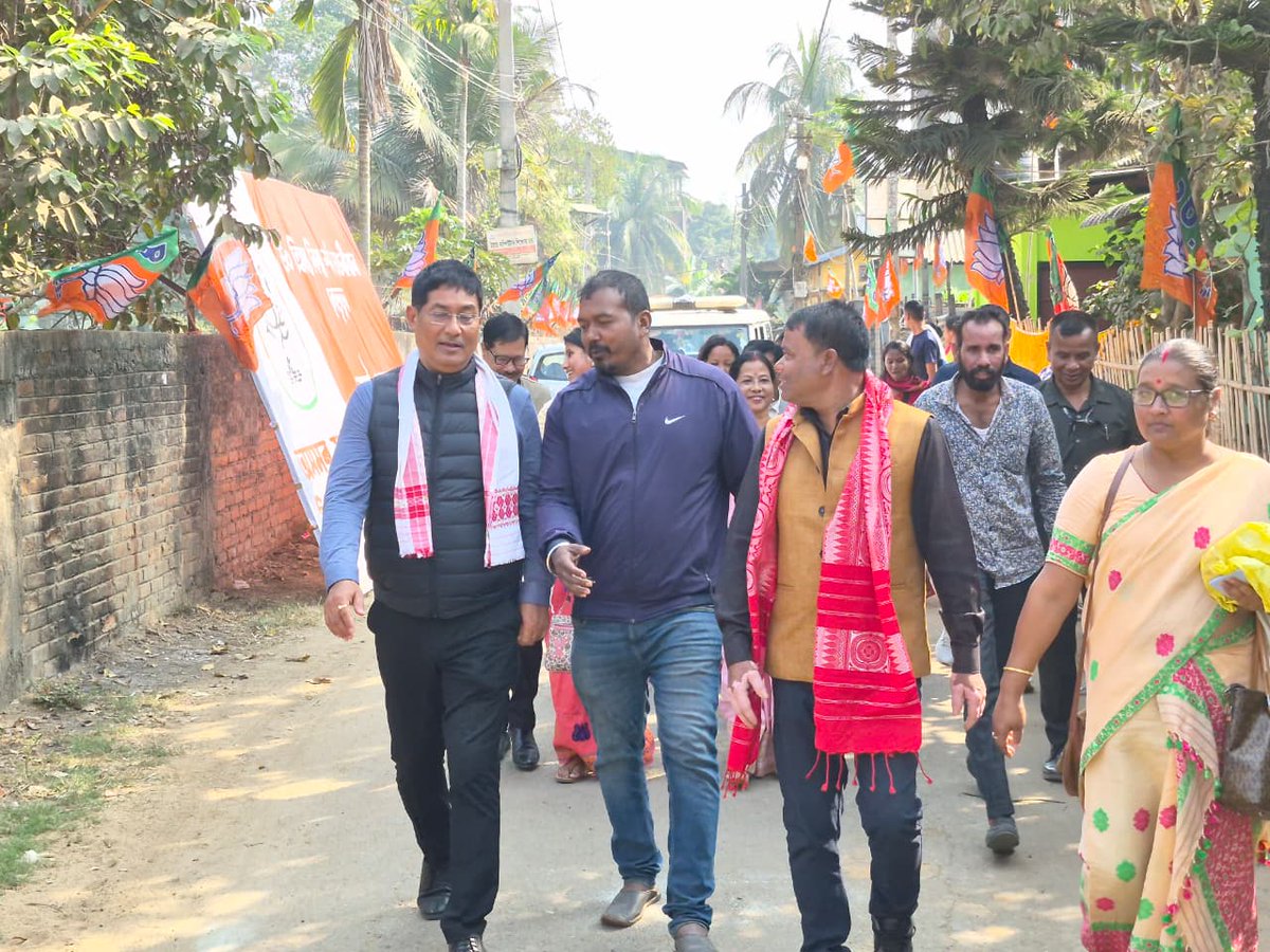 PradanBaruah's tweet photo. ইয়াৰ পিছতে একে বুথৰ আজাৰা ওজাপাৰাৰ শ্ৰী মুকুল কলিতা, শ্ৰী নগেন মেধি আৰু শ্ৰীমতী ক্ষীৰদা বৰুৱাৰ বাসগৃহত উপস্থিত হৈ দলীয় কাৰ্যকৰ্তাসকলৰ সৈতে ফলপ্ৰসূ মত-বিনিময় কৰোঁ।

সকলোৰে আন্তৰিক মৰম, আতিথ্য আৰু আশীৰ্বাদ সদায়েই আমাৰ বাবে অনুপ্ৰেৰণা হৈ থাকিব। https://t.co/b6cvO84MdM