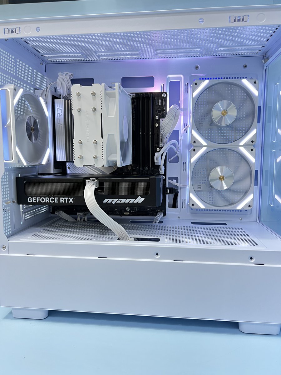 comwoori's tweet photo. 포토샵, 원신, 파판14 조립컴퓨터 입니다

라이젠 7900, 32G, RTX 5060 Ti 8G 구성입니다

케이스는 어항 디자인의 Mi5 화이트 입니다

정품윈도우 포함 200 후반대 구성입니다 https://t.co/rg3vnFDOa1