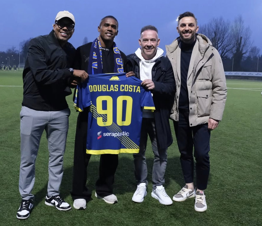 The first pic of #DouglasCosta after the signing for #ChievoVerona. Contract until June. Then he will join #AlIttifaq in Dubai until 2028. #transfers