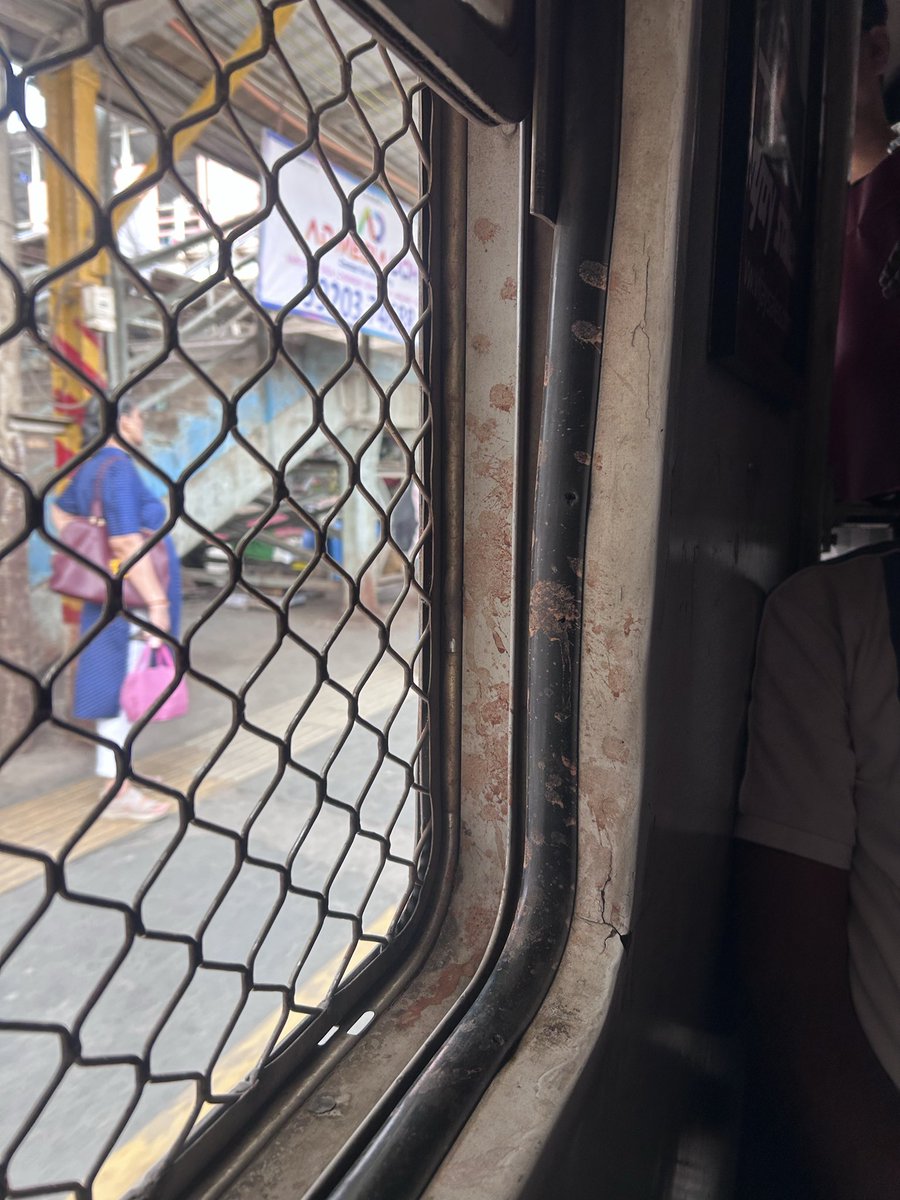 wakeupindia45's tweet photo. This is the condition inside a First Class coach of Mumbai local due to pan/gutka spitting.
It’s unhygienic and also a serious safety risk 
Request strict checks and fines.
#StopSpitting #MumbaiLocal #PassengerSafety @RailMinIndia @WesternRly @Central_Railway @MumbaiPolice https://t.co/V4EMagFFXN
