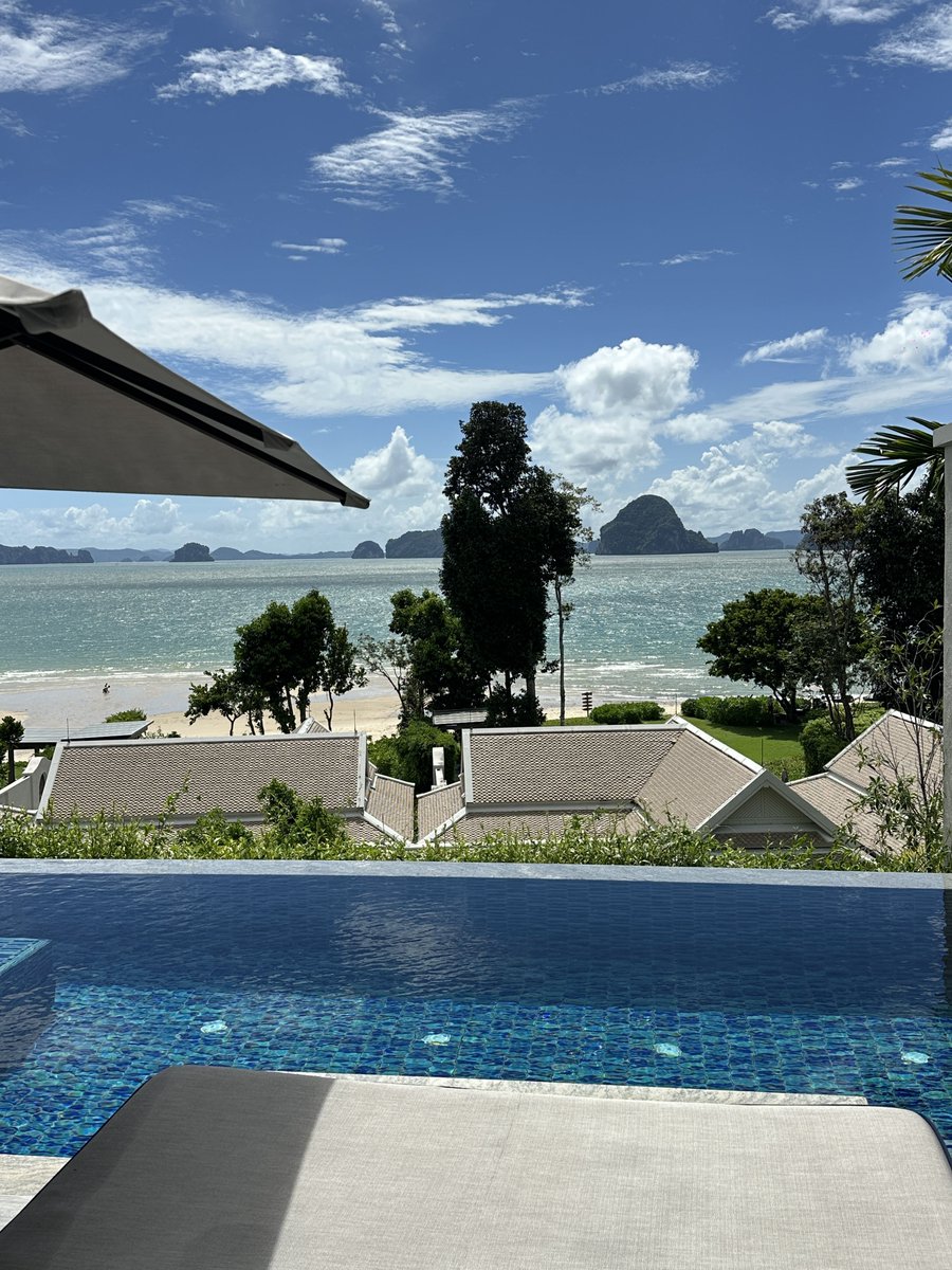 Dekchaikumkom's tweet image. ทริปนี้ขอยกให้เป็นหนึ่งในการพักผ่อนที่ประทับใจที่สุด บันยันทรี กระบี่ เป็นโรงแรมที่ตอบโจทย์ทุกอย่างของคำว่า “พักผ่อนอย่างแท้จริง” ตั้งแต่วินาทีแรกที่ก้าวเข้าไป ความเงียบสงบ บรรยากาศส่วนตัว และการบริการระดับเวิลด์คลาส ทำให้รู้สึกเหมือนได้หลุดออกจากโลกวุ่นวายทันที