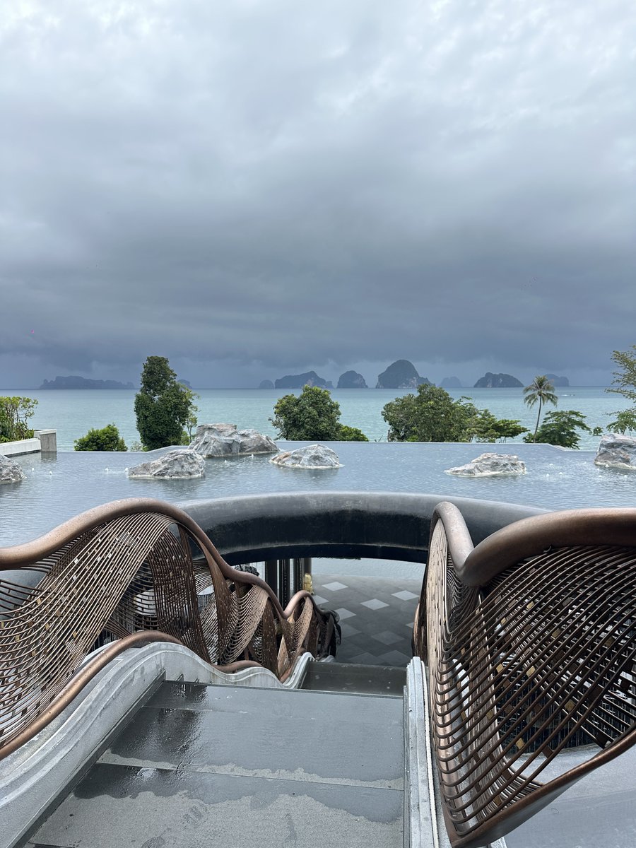 Dekchaikumkom's tweet image. ทริปนี้ขอยกให้เป็นหนึ่งในการพักผ่อนที่ประทับใจที่สุด บันยันทรี กระบี่ เป็นโรงแรมที่ตอบโจทย์ทุกอย่างของคำว่า “พักผ่อนอย่างแท้จริง” ตั้งแต่วินาทีแรกที่ก้าวเข้าไป ความเงียบสงบ บรรยากาศส่วนตัว และการบริการระดับเวิลด์คลาส ทำให้รู้สึกเหมือนได้หลุดออกจากโลกวุ่นวายทันที