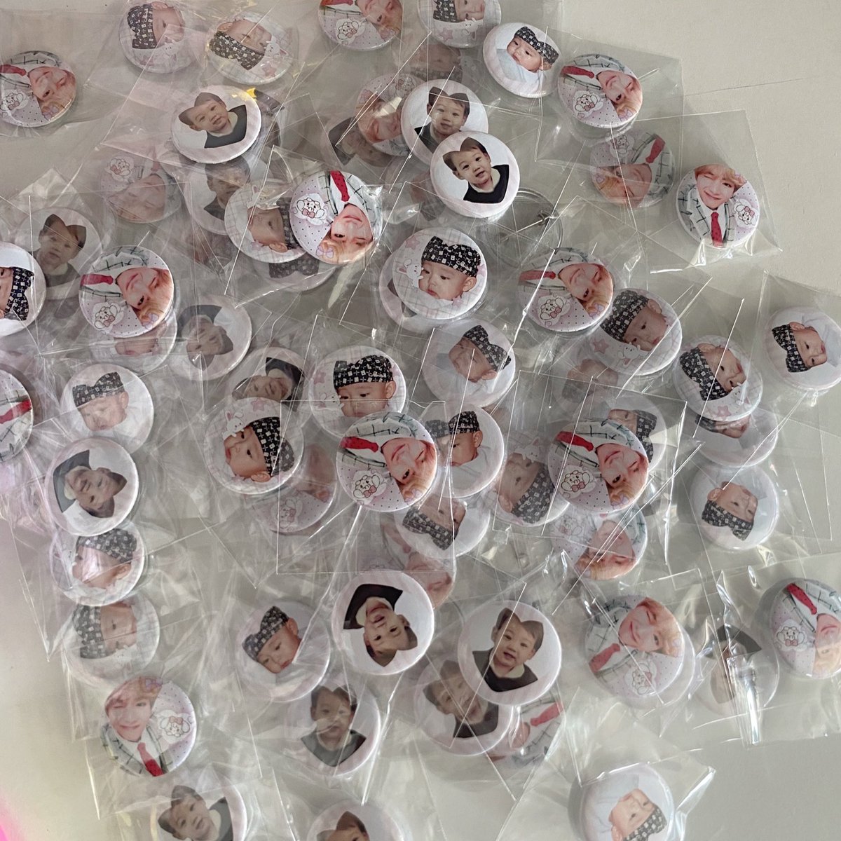 aimitaeq's tweet photo. 🐰 #imiupdateq
# เข็มกลัดน้องแทแจก3ชิ้น
ตอนนี้ได้รับเข็มกลัดมาแค่2ลายขาดลายคู่กุกวีทางร้านผลิตส่งของให้วันนี้ไอมิจะได้รับ พน ซึ่งต้องเดินทางกลับบ้านไปเลือกตั้งไอมิขอเลื่อนส่งของให้วันจันทร์แทนนะค้าบ ขออภัยในความล่าช้าด้วยน้า จะรีบส่งให้คับ 🥺🩷🩷 https://t.co/QL3XwzUuRq