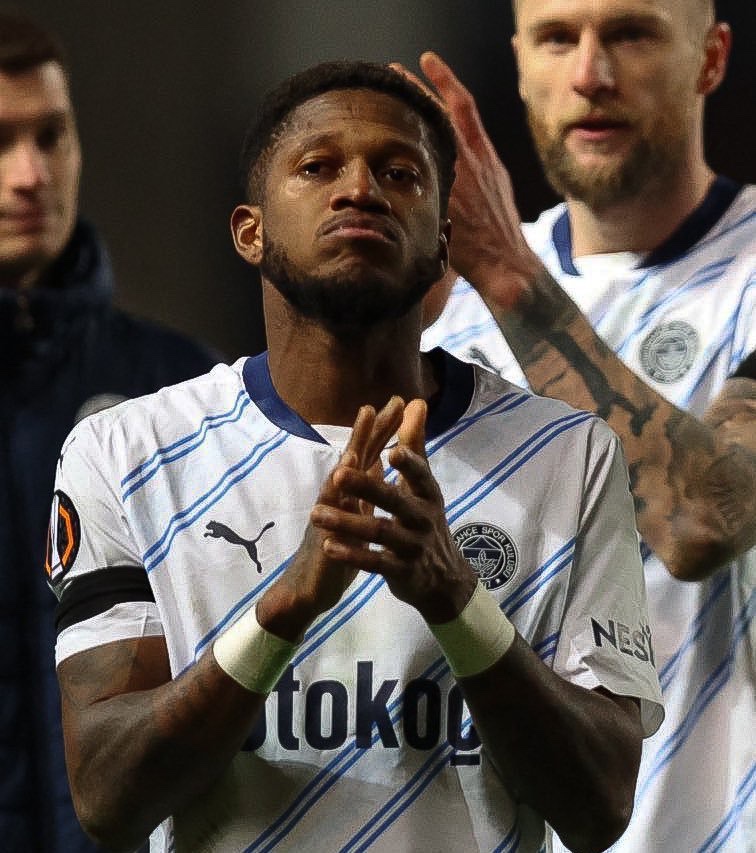 Daha düne kadar “bu takımın omurgası” denilen bir oyuncunun, bugün söylentiler üzerinden hedef gösterilmesi kabul edilemez. Resmi bir açıklama yokken, varsayımlar üzerinden linç edilmesi Fenerbahçe kültürüne yakışmaz.

Fred, bu arma için terini, emeğini, karakterini koydu.