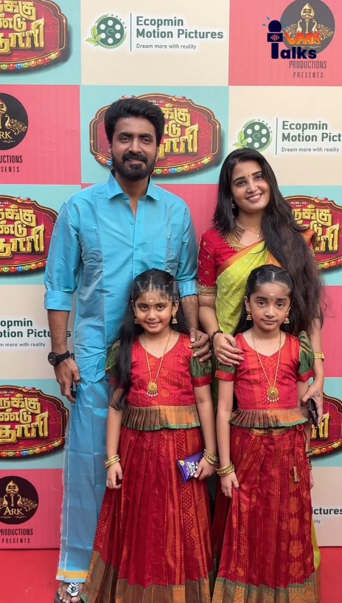 Rasigan_022's tweet image. #Prajin &amp;amp; #Sandra at the pooja and shoot launch of his first movie after #BiggBoss, along with their girls 🫰❤️

Haters, please stay away.
No evil eyes 🧿

#BiggBoss9Tamil #BiggBossTamil #BiggBossTamil9 #BiggBossTamilSeason9