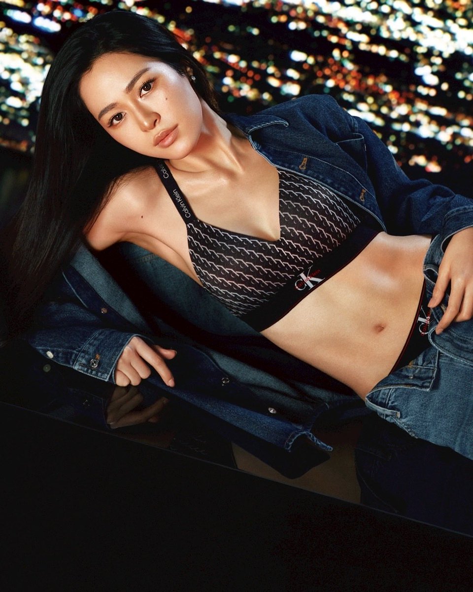 Calvin Klein เปิดตัวแคมเปญชุดชั้นในใหม่ในเอเชีย ถ่ายทอดเสน่ห์โดยนักแสดงสาวชาวไทย หลิงหลิง คอง (<a href="/linglingsirilak/">linglingsirilak</a>)

Calvin Klein เปิดตัวแคมเปญใหม่ในภูมิภาคเอเชีย พร้อมได้นักแสดงชาวไทย หลิงหลิง คอง มาร่วมถ่ายทอดเสน่ห์ผ่านชุดชั้นในไอคอนิกของแบรนด์ แคมเปญนี้ถ่ายภาพโดยช่างภาพ Haihua