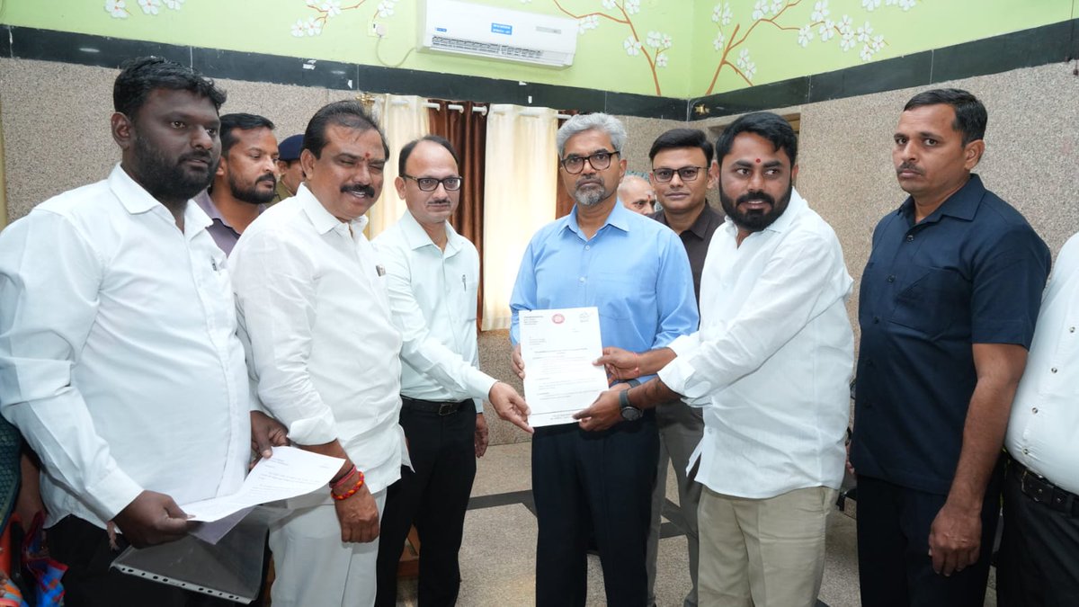 SCRailwayIndia's tweet image. 🚉Shri Sanjay Kumar Srivastava, GM/SCR interacts with the Public Representatives including Hon'ble MLA/Adilabad at #adilabad #AmritStation during the Safety Inspection along with DRM/NED and other senior officials.
@RailMinIndia @drmned 
#inspection