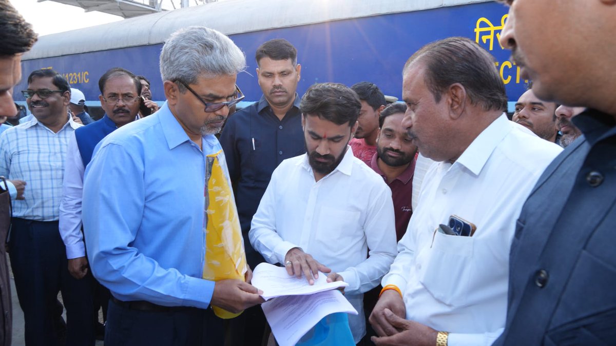 SCRailwayIndia's tweet image. 🚉Shri Sanjay Kumar Srivastava, GM/SCR interacts with the Public Representatives including Hon'ble MLA/Adilabad at #adilabad #AmritStation during the Safety Inspection along with DRM/NED and other senior officials.
@RailMinIndia @drmned 
#inspection