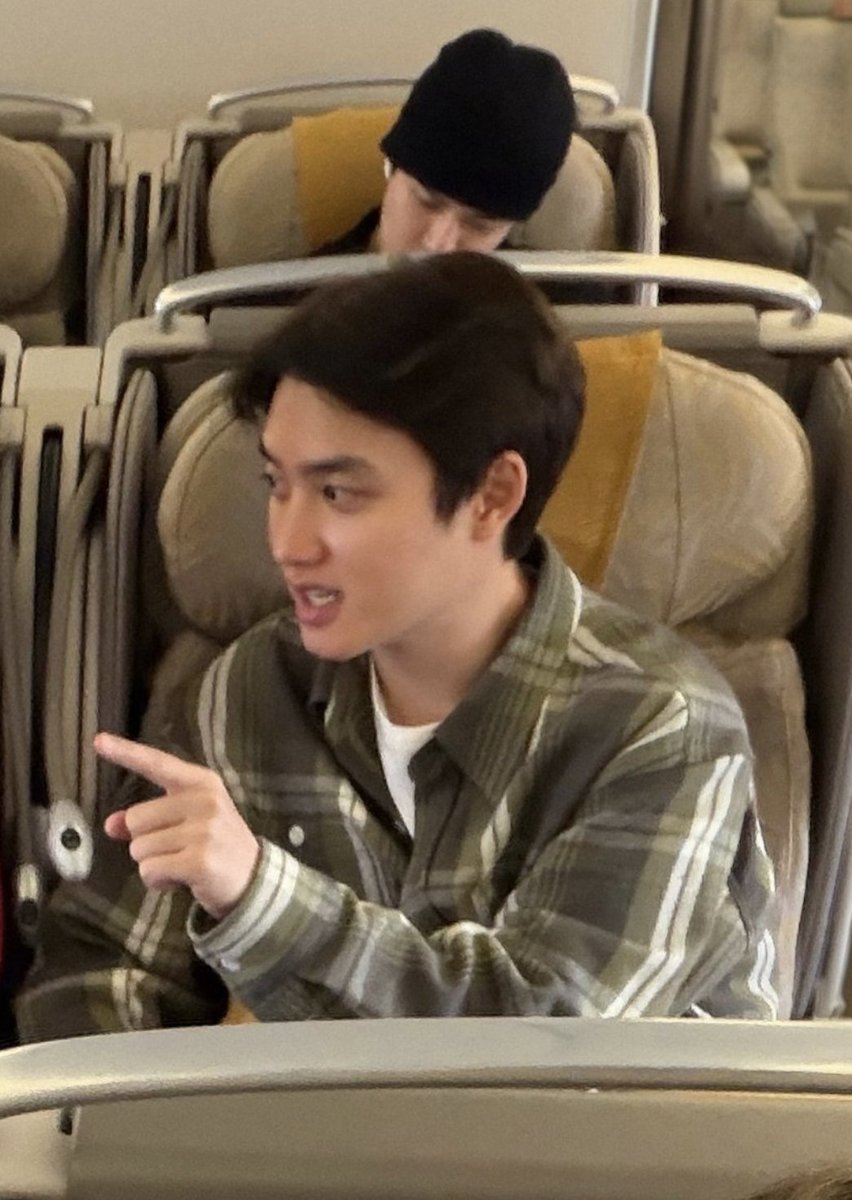 DODBBONG's tweet photo. 도경수 무슨 얘길 이렇게 열심히 하고잇찌 귀엽게 https://t.co/rOLgSK9yhH