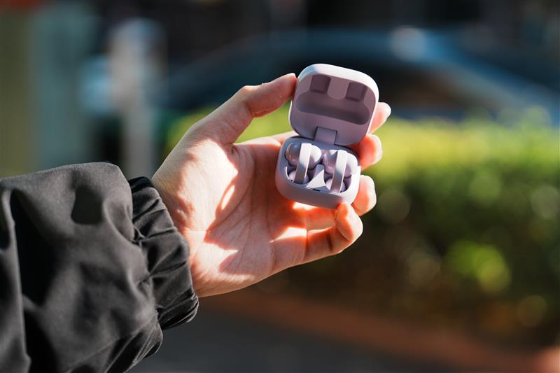 e_earphone's tweet photo. ついに明日発売、ソニー初のイヤーカフ「LinkBuds Clip」。
 
オープン型とは思えない「音の厚み」があって、カナル型派も納得の聴き心地です。 ただ、音が良くて作業の手が止まりかける時があります笑
「BGMとして流す」つもりが「ガッツリ聴いちゃう」。 これは体験してほしい……。 https://t.co/6gxrRQCSJ7