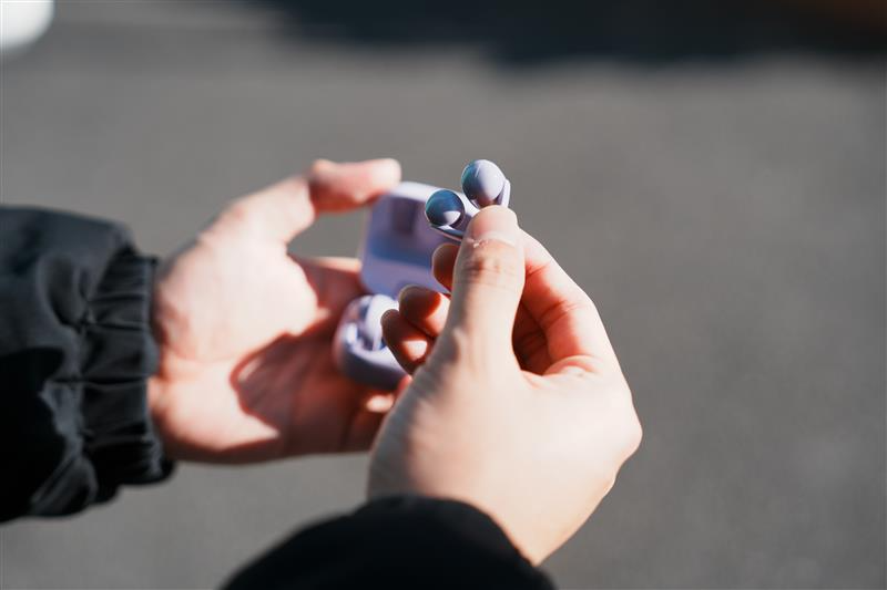 e_earphone's tweet photo. ついに明日発売、ソニー初のイヤーカフ「LinkBuds Clip」。
 
オープン型とは思えない「音の厚み」があって、カナル型派も納得の聴き心地です。 ただ、音が良くて作業の手が止まりかける時があります笑
「BGMとして流す」つもりが「ガッツリ聴いちゃう」。 これは体験してほしい……。 https://t.co/6gxrRQCSJ7