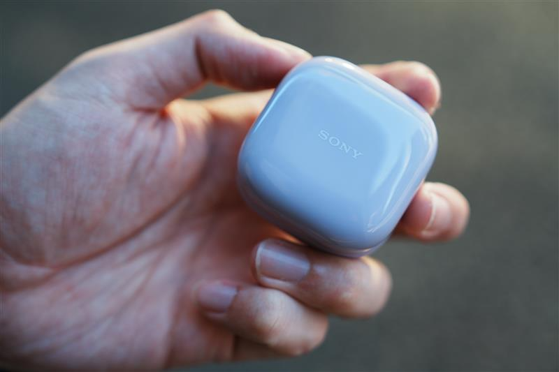 e_earphone's tweet photo. ついに明日発売、ソニー初のイヤーカフ「LinkBuds Clip」。
 
オープン型とは思えない「音の厚み」があって、カナル型派も納得の聴き心地です。 ただ、音が良くて作業の手が止まりかける時があります笑
「BGMとして流す」つもりが「ガッツリ聴いちゃう」。 これは体験してほしい……。 https://t.co/6gxrRQCSJ7