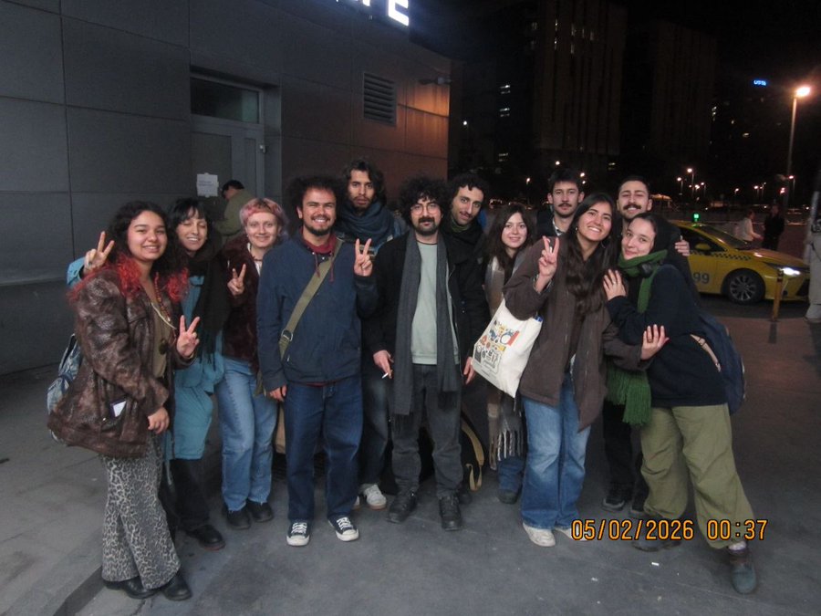 ✅Migros depo işçilerinin Özilhan'ın evinin önünden ikinci kez gözaltına alınmasını protesto etmek için açıklama yapan ve dağılırken gözaltına alınan 12 öğrenci ve işçi serbest bırakıldı.