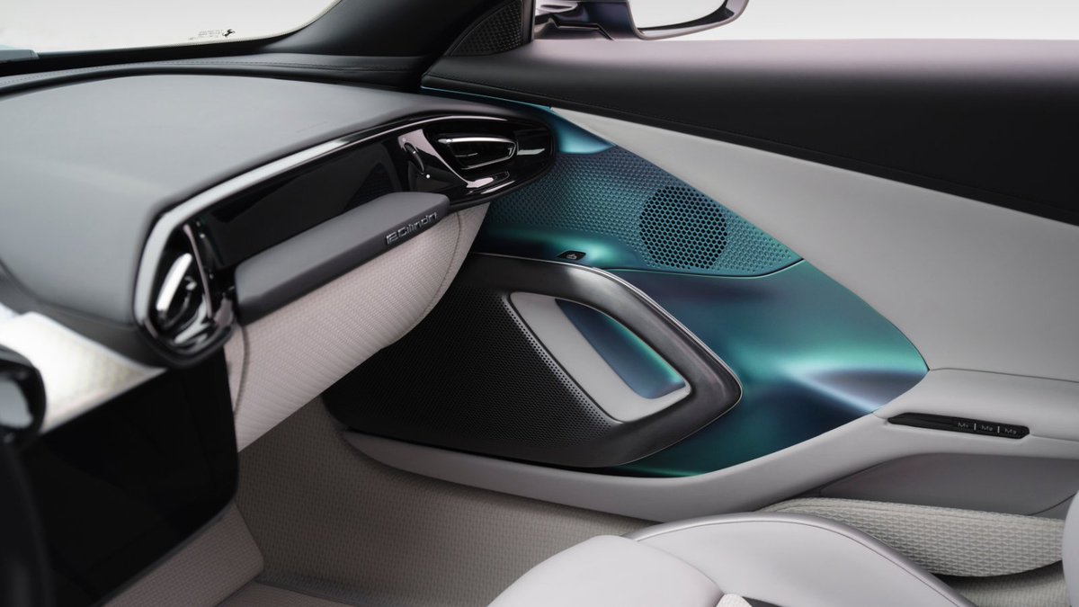 FerrariAPAC's tweet image. Two years. Four Korean artists. One extraordinary vision.

The #Ferrari12Cilindri #TailorMade redefines performance as art, from its bespoke interiors to sculpted exterior — a premium statement in every detail.

#Ferrari #FerrariAPAC