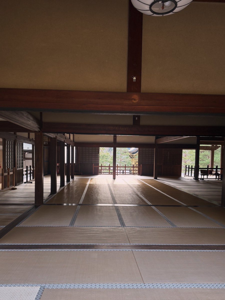 建長寺さんで「僧侶としての公暁」という講演を拝聴。公暁を「こうぎょう」と読む説を一番最初に提言された先生。実朝公と公暁の両方を殺害することで、源家を途絶えさせることが目的であったのか。（実朝公を殺害するだけでは、公暁がその後を継ぐから。）