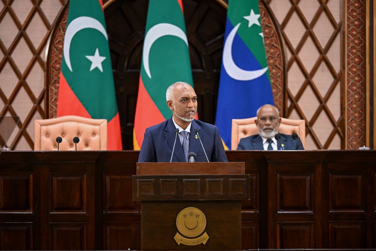 ރިޔާސީ ބަޔާން 2026: ރައީސުލްޖުމްހޫރިއްޔާ، ރައްޔިތުންގެ މަޖިލީހަށް ރިޔާސީ ބަޔާން އިއްވަވައިފި 
presidency.gov.mv/Press/Article/…

#RiyaseeBayaan2026