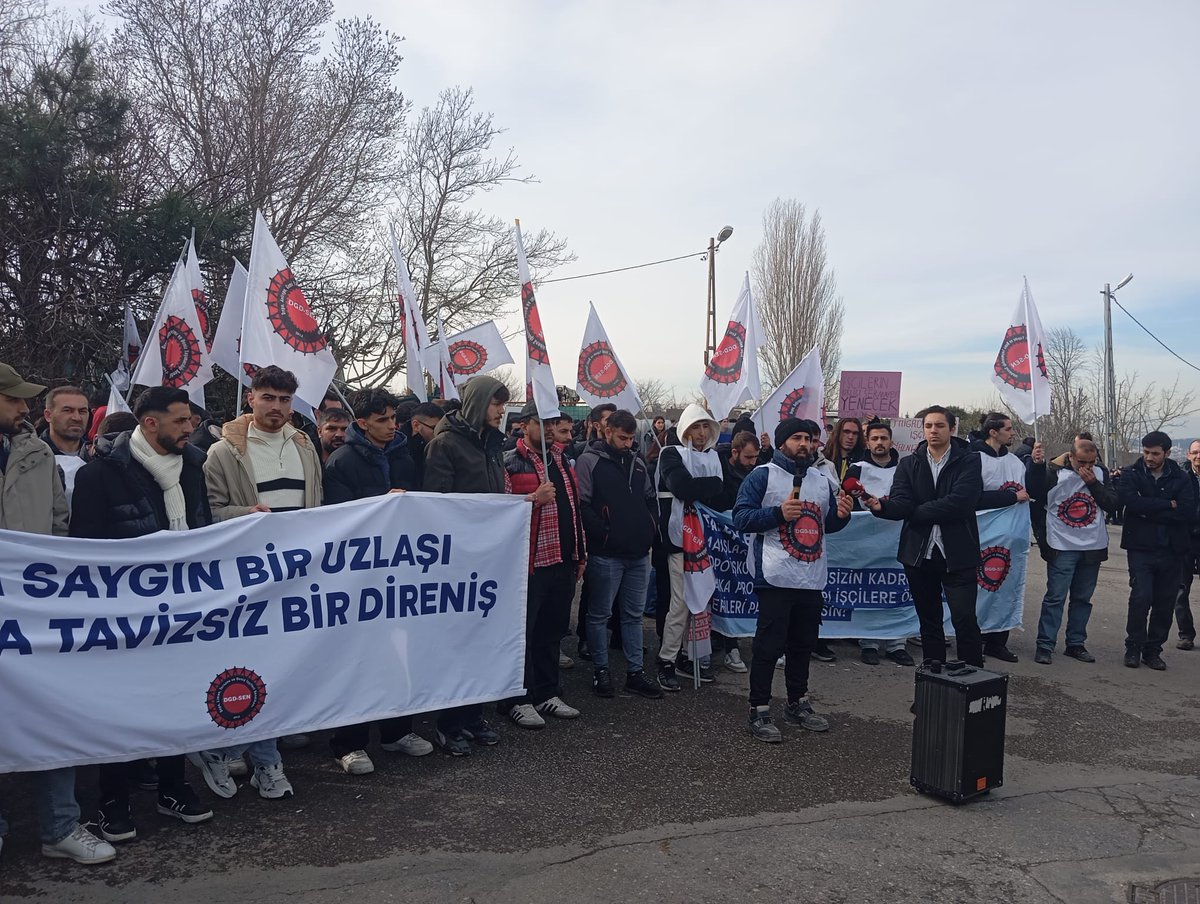 DGD-Sen (<a href="/DGDSEN/">DGD-SEN</a>) öncülüğünde direnen Migros depo işçileri, hakları için patron Özilhan'ın Beykoz'daki villasının önündelerdi. Direnişlerine katıldık, #MigrosİscisindenTarafım

Kurtuluş yok tek başına, ya hep beraber ya hiçbirimiz!