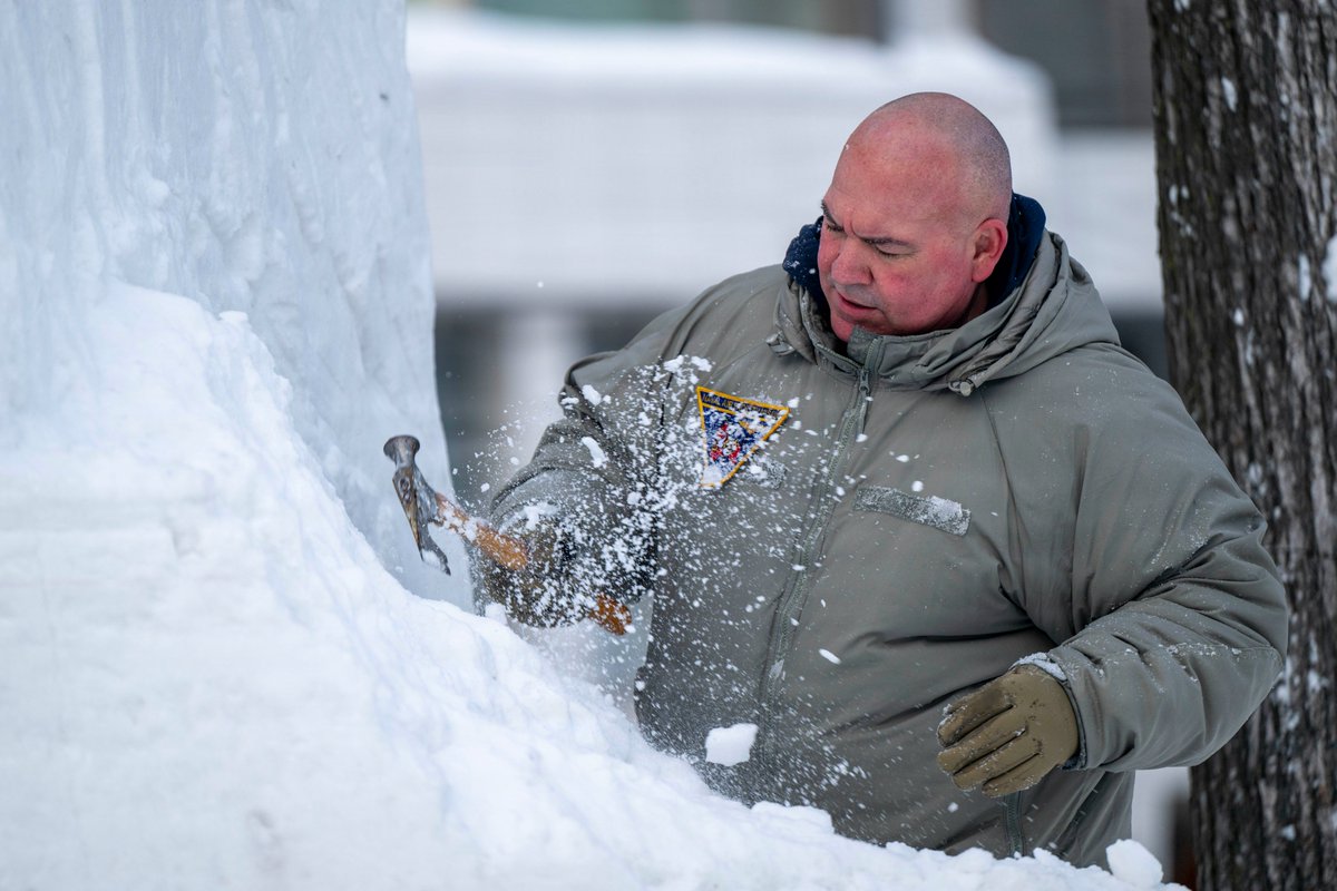 CNFJ's tweet image. 【米海軍三沢スノーチーム、さっぽろ雪まつりに参加中❄️】さっぽろ雪まつりの開幕を目指して、雪像づくりに励むスノーチームのメンバーたちの様子。こんなに頑張って、完成した今年の雪像は🤔