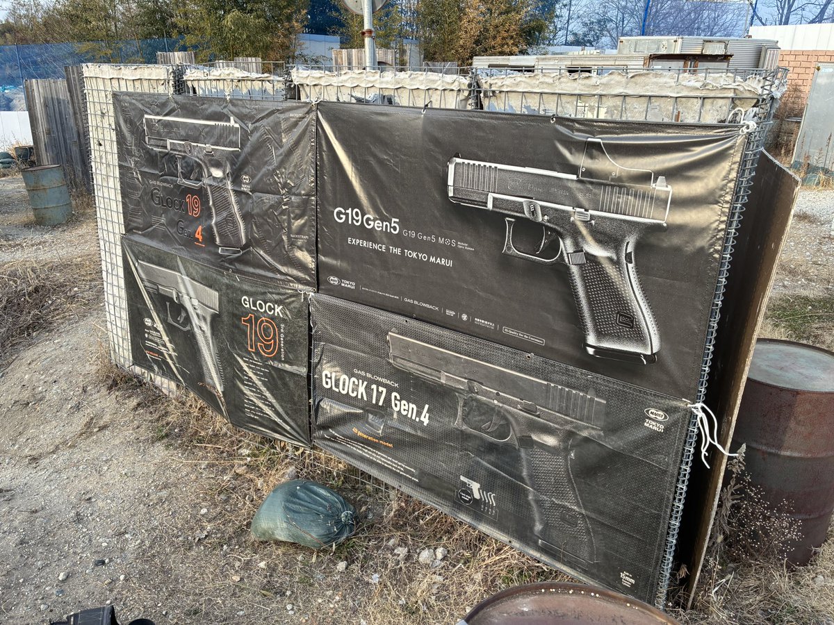 _C_R_A_'s tweet image. 東京マルイ様よりグロック19Gen5のタペストリーが届きましたのでフィールド内にグロックの壁を作成しました。
グロック好きな方は是非こちらで💁
#東京マルイ
#グロック　#GLOCK
#サバゲー