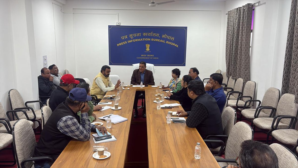 PIBBhopal's tweet photo. पीआईबी कोलकाता से एक प्रेस दल भोपाल, मध्य प्रदेश के दौरे पर पहुंचा। प्रेस दल ने आज पीआईबी में निदेशक श्री मनीष गौतम के साथ भेंट की।

#Press_Tour #Bhopal 
@PIBKolkata @PIBHindi @MIB_Hindi https://t.co/6Q8zKHr0Zd