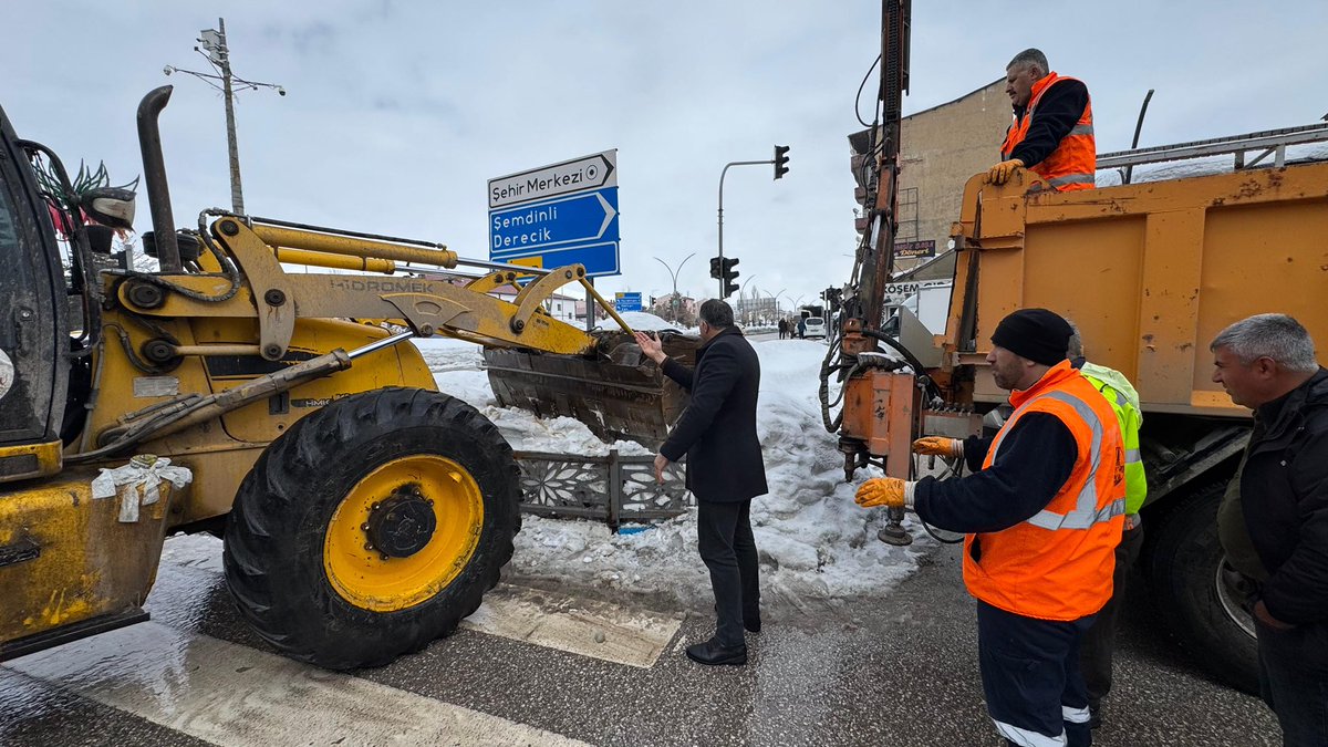 İl Trafik Komisyonu kararı doğrultusunda, ilçemiz Cengiz Topel Caddesi ve bu caddeye bağlı ara sokaklarda ağır taşıtların 08.00 ile 20.00 saatleri arasında giriş yapması yasaklandı.

Alınan karar kapsamında, Belediye Başkanlığımız ile Karayolları ekipleri koordineli şekilde