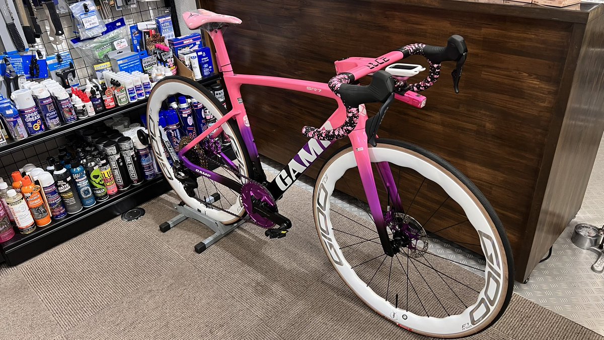 kanekoings's tweet photo. 早速パーツ交換や追加をしました😎
GIOO F1 DISC ホワイト
サイコンはiGPSPORTS BSC300T
NUTON null¹ 11-46t 12s
アクセサリー抜きで150g程軽量化になりました✨
乗るバイクではなく見せるバイクになりました🤭
#カネコイングス #ロードバイク #サイクリング #CAMP #GIOO #NUTON #null¹ https://t.co/6RnVtat3DZ