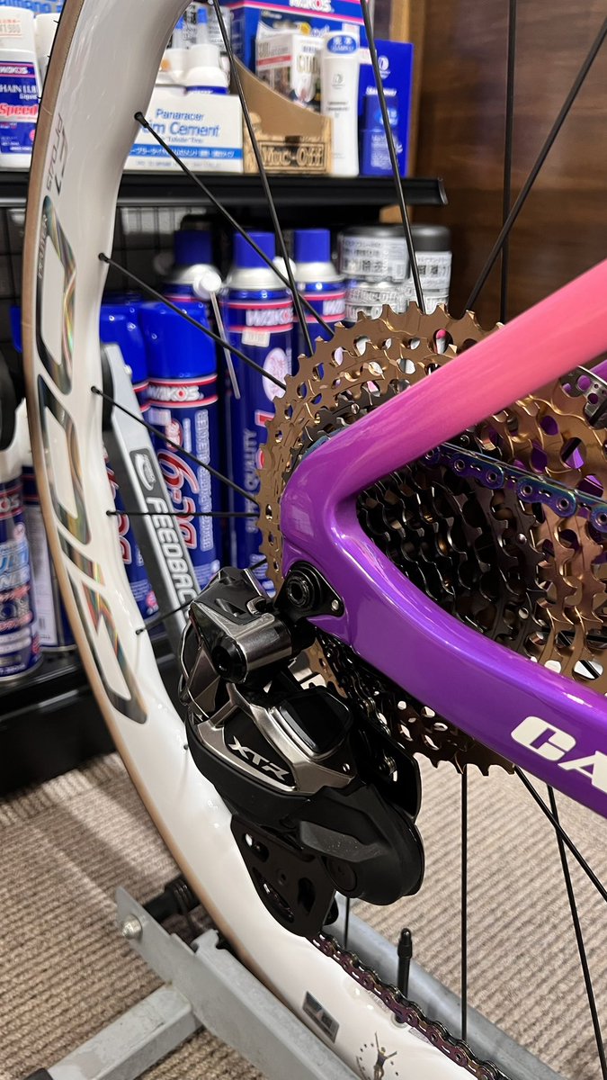 kanekoings's tweet photo. 早速パーツ交換や追加をしました😎
GIOO F1 DISC ホワイト
サイコンはiGPSPORTS BSC300T
NUTON null¹ 11-46t 12s
アクセサリー抜きで150g程軽量化になりました✨
乗るバイクではなく見せるバイクになりました🤭
#カネコイングス #ロードバイク #サイクリング #CAMP #GIOO #NUTON #null¹ https://t.co/6RnVtat3DZ